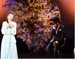 つんく♂がステージで涙ぐむ姿、クミコの子守唄歌唱に聞き入る。