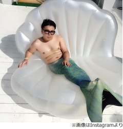 上半身裸の&ldquo;ぬるっとした&rdquo;人魚が現れた