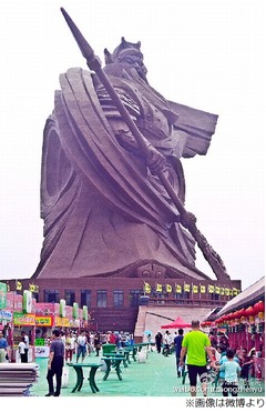 高さ48mの超巨大な&ldquo;関羽像&rdquo;、賞賛の一方「金と時間の無駄」の声も。