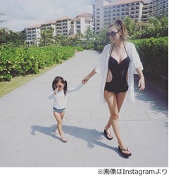 ユッキーナがセクシーな水着姿、沖縄家族旅行で体重3キロ増も告白。