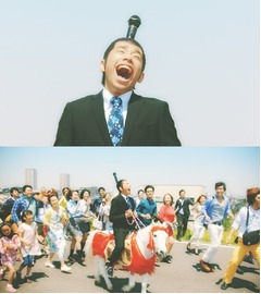 織田信成がマイク型ちょんまげ、白いポニーに颯爽とまたがり大笑い。