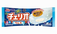 板チョコ入りラムネバーアイス、チョコたっぷり「チェリオ ラムネ」。