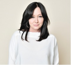 「ビバヒル」ブレンダ役女優、脳腫瘍の闘病生活で「ずっと泣いている」