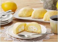 ローソン風の「レモンケーキ」、やわらか生地にホイップクリーム。