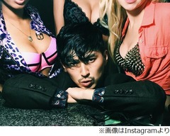 松田翔太が&ldquo;巨乳祭り&rdquo;状態に、「うはうはやん」「この役やりたい」。