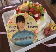 水川あさみバースデーで&ldquo;シニアセット&rdquo;贈呈