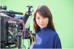 戸田恵梨香初のキャスター挑戦、CMで初めて&ldquo;ニュース&rdquo;伝える。