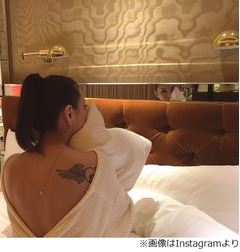 あゆが背中のタトゥーを披露、綺麗な後ろ姿にファン「セクシー！」。