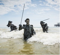 ビーチに&ldquo;3人の海賊&rdquo;が出現