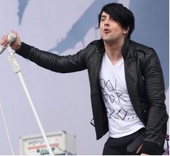 &ldquo;児童への性的犯罪&rdquo;で服役の英ロックバンドボーカリスト、刑務所で刺殺される