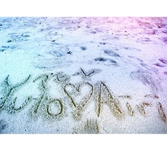 砂浜に書いた&ldquo;佑都&rdquo;と&ldquo;愛梨&rdquo;と&ldquo;アモーレ&rdquo;