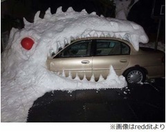 大雪の日に姿現した「ゴジラ」、駐車場の自動車を&ldquo;丸呑み&rdquo;に。