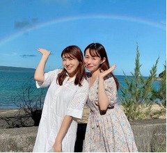 安めぐみ、大きな沖縄の虹をバックに&ldquo;めーたん&rdquo;大堀恵と2ショット