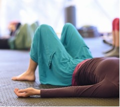 「数人床に倒れてる。死んでる。何か儀式のよう」通報、警察が突入すると&hellip;