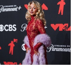 米歌手、MV撮影中に&ldquo;サボテンに落下&rdquo;告白「その日はひたすらトゲを取っていた」