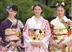 忽那汐里&ldquo;妹&rdquo;望結にデレデレ、オスカーが恒例の晴れ着撮影会実施。