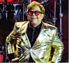 エルトン・ジョンが買物中に尿意&hellip;店内で&ldquo;ペットボトルに小便&rdquo;でオーナーはショック