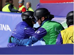 健闘をたたえ合う小栗と小須田