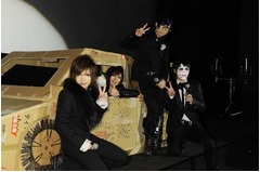 段ボールの車贈呈に金爆衝撃、「ワイルド・スピード」最新作プレミア。