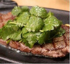 熟成サーロインステーキにパクチーをドバッ