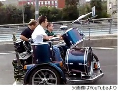 演奏しながら高速道路を疾走、ロシア人バンドの&ldquo;特別ステージ&rdquo;が話題に。