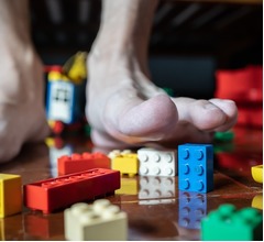 &ldquo;レゴブロックの上を裸足で100メートル&rdquo;最速記録樹立、痛みこらえ全力疾走