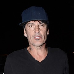 モトリー・クルー&ldquo;最後&rdquo;にハプニング、ドラムのトミーが宙づりに。