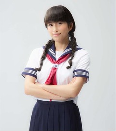 上原多香子がセーラー服姿披露「とっても恥ずかしかったです」。