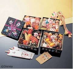 ディズニーのHAPPINESSおせち、限定アートデザインの四段重入り。