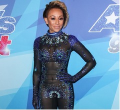 メルBが結婚ジョークに激怒、生放送で水かけ退席