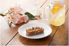 ローソンが手軽グラノーラバー、アサイー果汁入りベイクドチーズと合体。