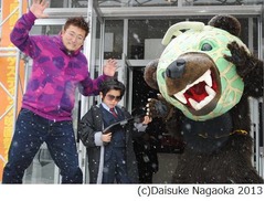 福くんと凶暴メロン熊&ldquo;対決&rdquo;、グラサン＆スーツ姿で銃構え戦う。