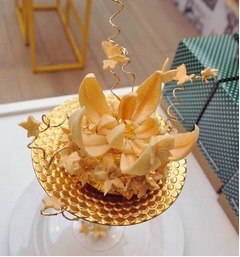 【写真】17万円の世界一高いドーナツ、英クリスピー・クリームのイベントで。