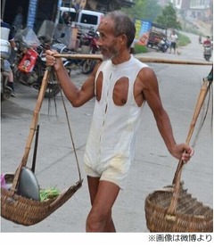 乳首丸出しオシャレ農民が話題、自らデザインの服に周囲くぎ付け。