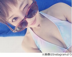 くみっきーが抜群のビキニ姿「くびれやばい」「谷間に目が（笑）」。