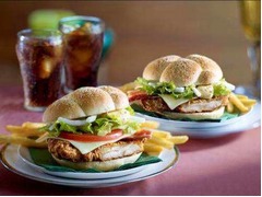 マックが限定「ビッグチキン」、ジューシーなモモ肉でリッチな味わい。