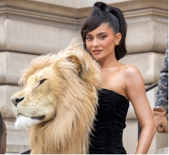 カイリー・ジェンナー、&ldquo;顔すべて整形手術&rdquo;の噂に言及