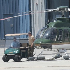 ハリソン・フォードが墜落事故後初のヘリ操縦、着陸時は微笑みも。