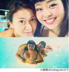 渡辺直美と大島優子が夜プール、水着2ショットに「かわいい！」の声。