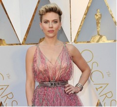 離婚調停中のスカヨハ、俳優とイチャつきキス