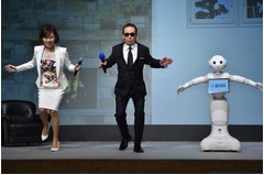 Pepperがタモリに「癒やしてあげます」、揃って&ldquo;コンドルの着地&rdquo;も披露。