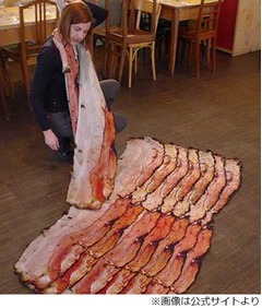 高級品の&ldquo;首に巻くベーコン&rdquo;、ベーコンに包まれて幸せな気分に？