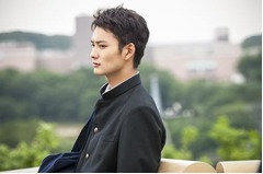 3度目の伊坂幸太郎&times;岡田将生、「オー!ファーザー」沖縄国際映画祭へ。