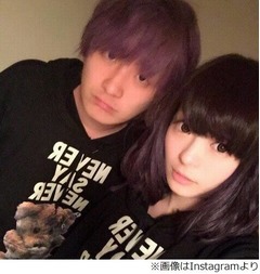 きゃりーとFukaseがペアルック、誕生日にラブラブツーショット公開。