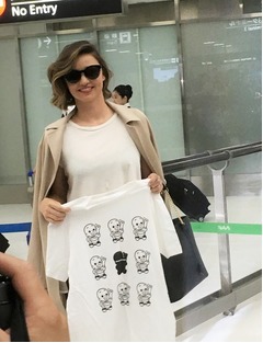 ミランダ・カー「マルコメ！」、成田空港で丁寧にファンサービス。