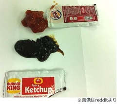 22年前のケチャップ開封したら、写真投稿者「部屋中がすごい臭いに&hellip;」。