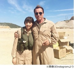 仲里依紗がシュワルツネッガーと2ショット