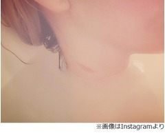 ざわちんの首にキスマーク？ 入浴中の写真にファンがざわざわ。