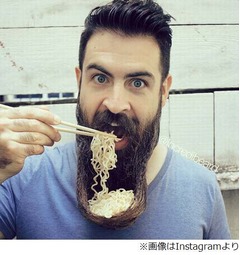 &ldquo;髭の器&rdquo;でラーメン食べる男、人を楽しませるヒゲに美女も集まる。