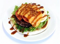 ピザタイプのシェア型バーガー、フレッシュネス&times;EXILEの新メニュー。